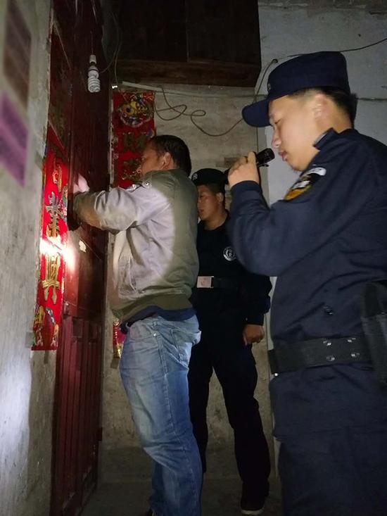 襄樊粗心妈妈误将幼女锁家中 民警全城寻开锁师傅开门