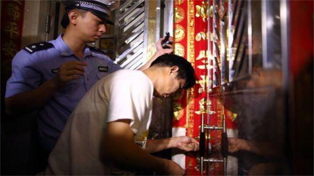 襄樊请开锁师傅开了锁后，师傅为什么一般都不进门，就算主人请也不进去？
